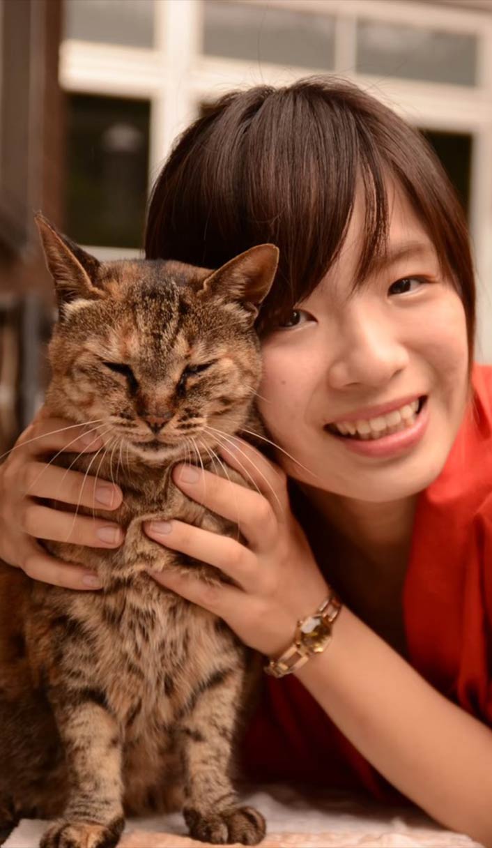 Saho Takagi with her kitty!