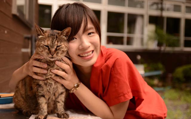 Saho Takagi with her kitty!